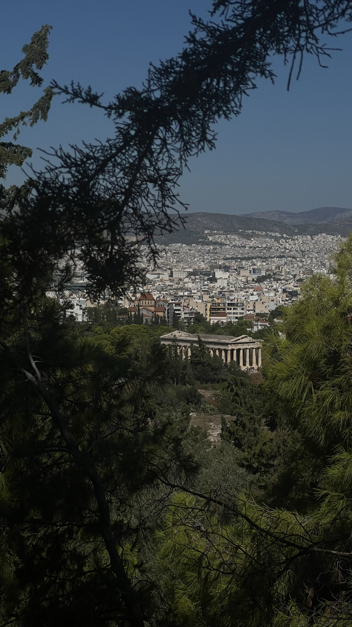Athens | áo đỏ, trời xanh, và những người bạn